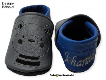 Lederpuschen anthrazit-jeansblau mit beiderseits Stickerei Bär Bruno schwarz (ohne Füllstich) und links am Ferse Namen anthrazit